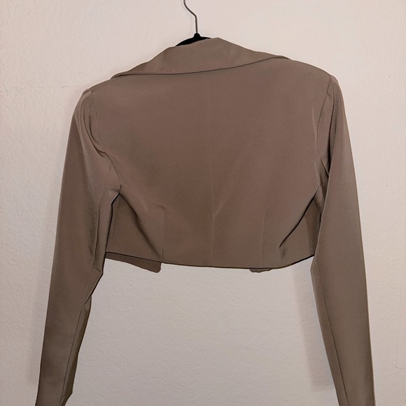 Never worn tan crop blazer from forever 21. Size small - Picture 2 of 3